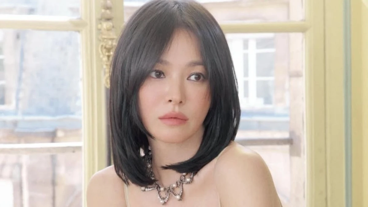 Song Hye Kyo gợi cảm tuổi 44 với loạt ảnh hậu trường gây sốt mạng xã hội