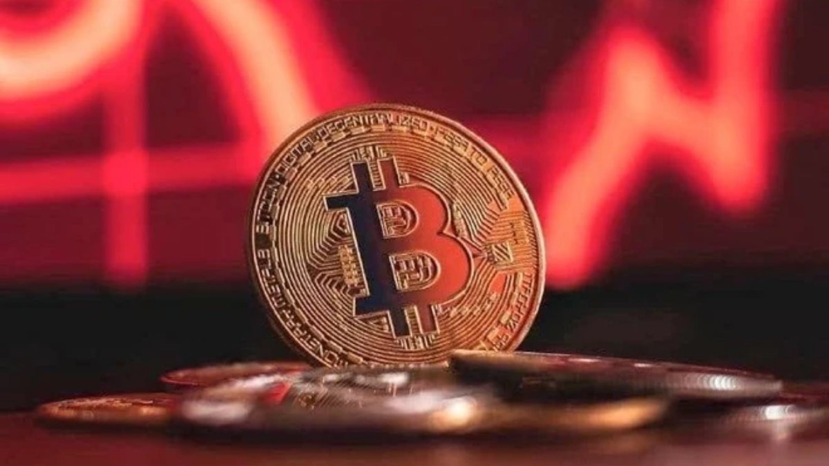 Bitcoin lao dốc xuống dưới 62.000 USD, nhà đầu tư "tháo chạy"