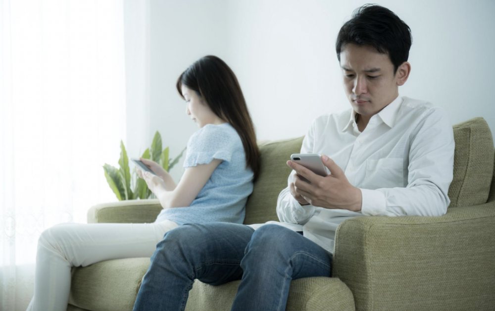 Chồng thường xuyên kể chuyện gia đình lên mạng sau mỗi lần cãi vã, người vợ nên làm gì?