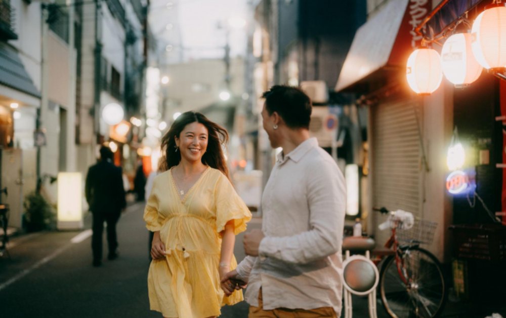 Dịch vụ “cho thuê bạn gái” và câu chuyện cô đơn trong xã hội hiện đại