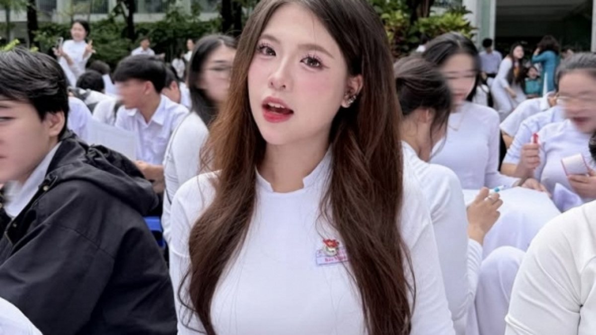 Diện áo dài trắng, nữ sinh hút hơn 300.000 lượt xem, CĐM phong danh hiệu "cả trường crush"