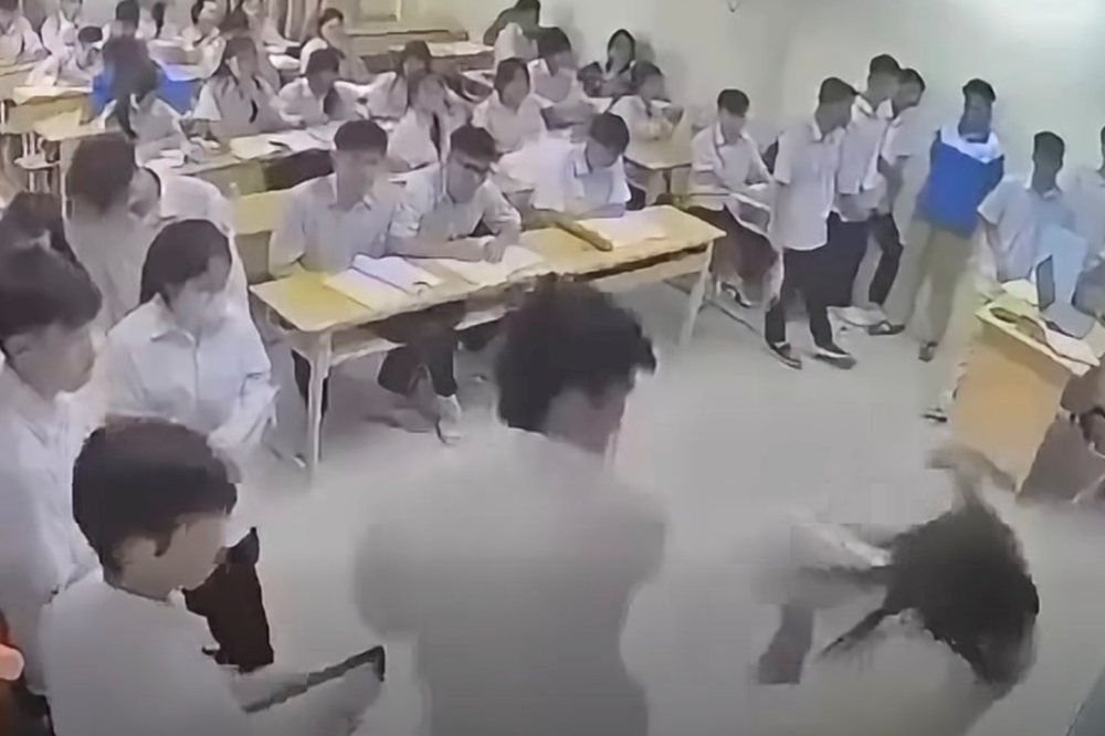 Hà Nội: Bắt khẩn cấp nam sinh đánh cô giáo ngay trên bục giảng