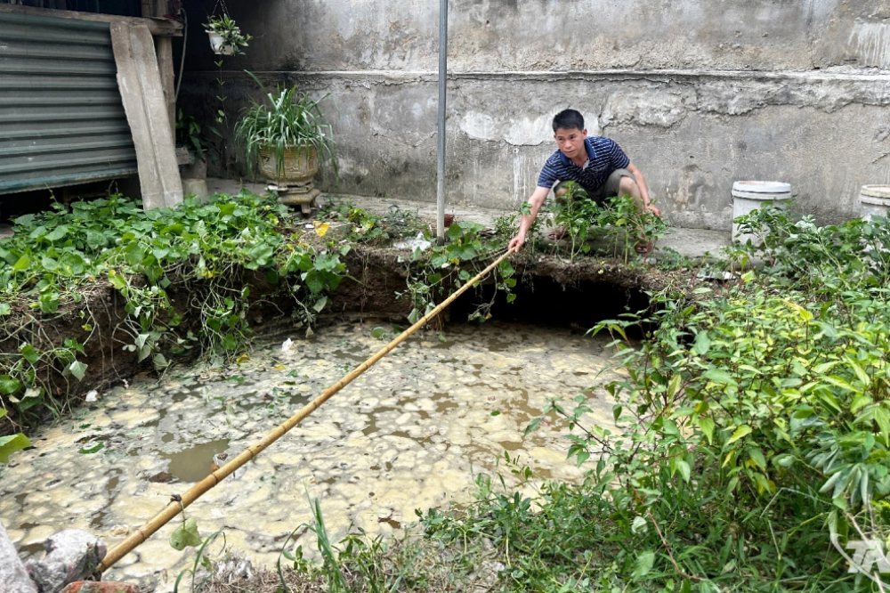 Hố sụt sâu 4 m xuất hiện sát móng nhà dân ở Thái Nguyên, nhiều hộ phải di dời