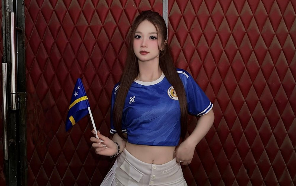 Hot girl đại diện Curacao tại Nóng cùng World Cup gây chú ý với dòng trạng thái hài hước