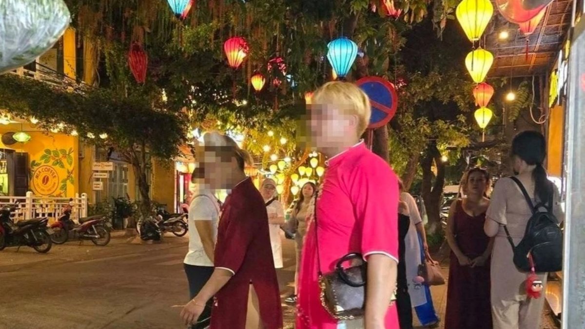 Khách nước ngoài mặc áo dài phản cảm ở Hội An: Người dân trực tiếp nhắc nhở