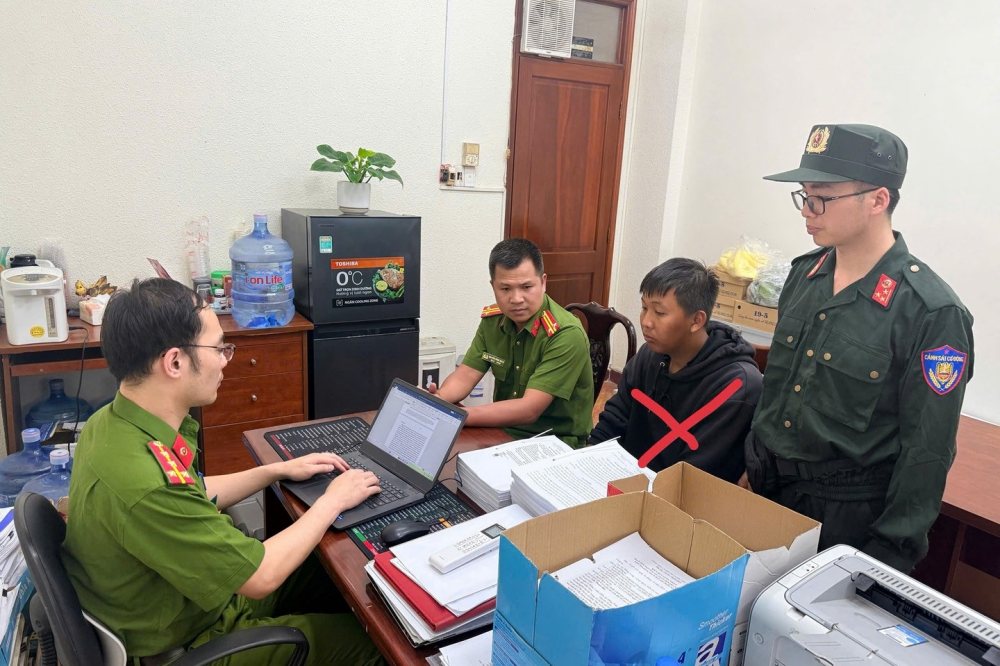 Triệt phá đường dây làm giả giấy tờ xuyên quốc gia: Hé lộ thủ đoạn hoạt động tinh vi của Phạm Văn Khánh và đồng phạm