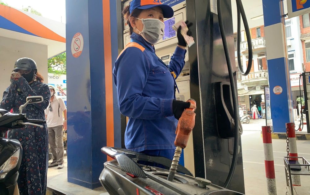 Giá xăng dầu hôm nay 26/5 đồng loạt đi xuống, dầu Brent mất hơn 7%