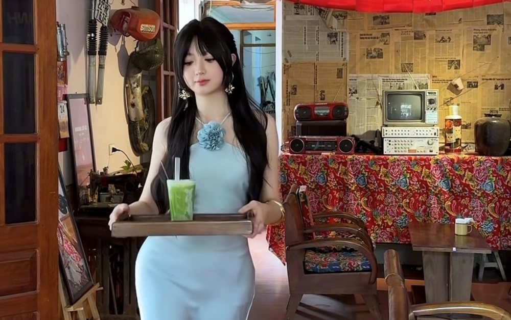 Nữ nhân viên quán nước gây sốt vì mặc đồ lộng lẫy khi làm việc