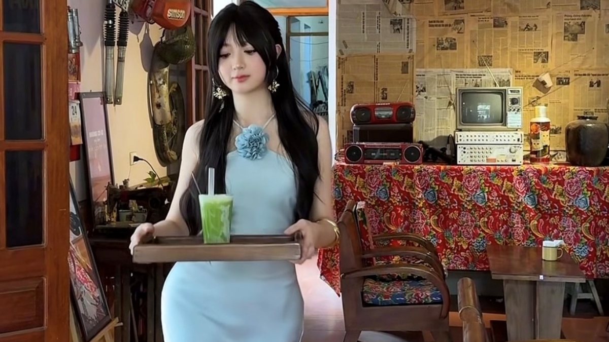 Clip nữ nhân viên mặc váy lụa đi làm gây bão, dân mạng “replay” liên tục