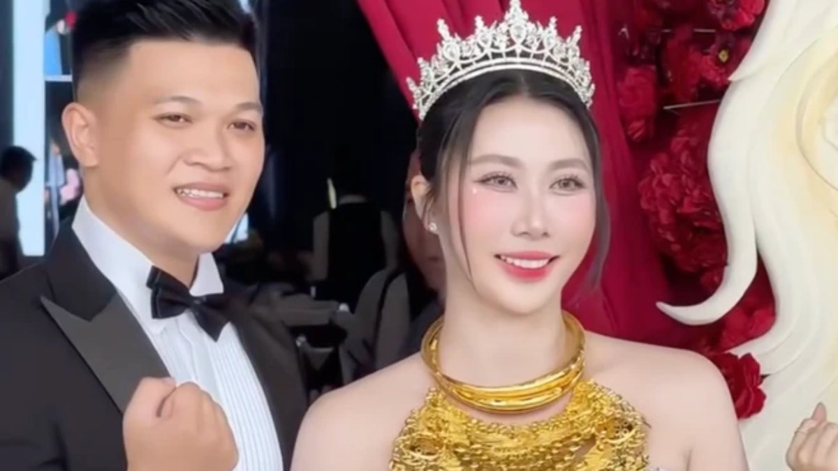 Bó hoa cưới 10 lượng vàng của cô dâu miền Tây gây bão mạng, visual như “phú bà” đời thực