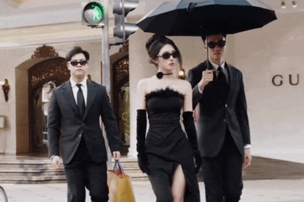 Cô gái chi 6 triệu thuê vệ sĩ, giả làm “đại tiểu thư xuống phố”
