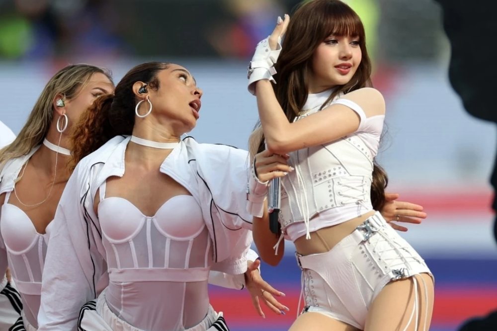 Lisa gây chú ý tại lễ khai mạc World Cup 2026 với màn trình diễn mở màn trên sân khấu âm nhạc