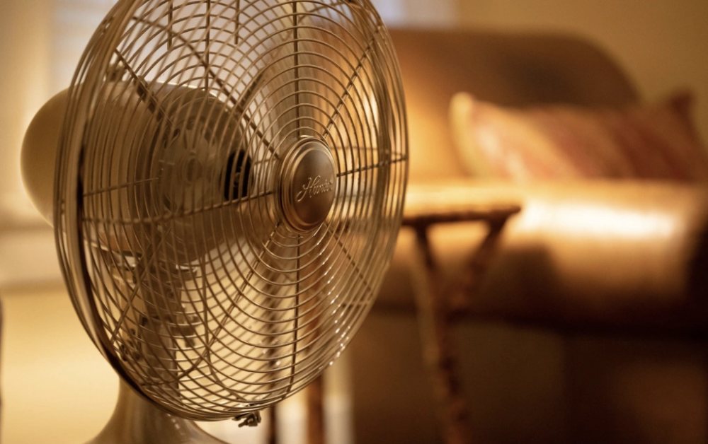 Ngủ với quạt chĩa thẳng vào mặt: Điều xảy ra với mũi họng và giấc ngủ