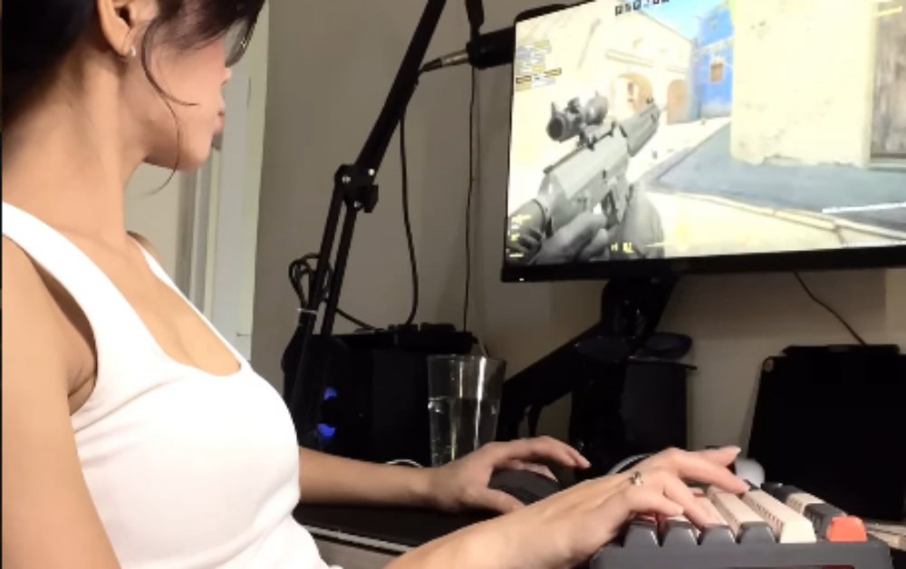 Nữ game thủ gây sốt với góc quay khác lạ trong video chơi game