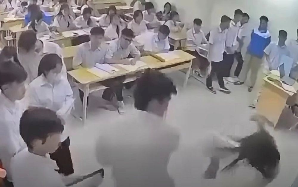 Phẫn nộ clip học sinh lao vào hành hung cô giáo ở Hà Nội