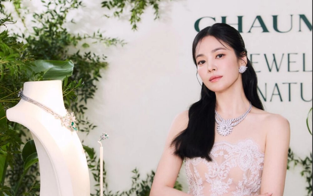 Song Hye Kyo gây chú ý với bộ trang sức kim cương tại triển lãm Chaumet ở Seoul