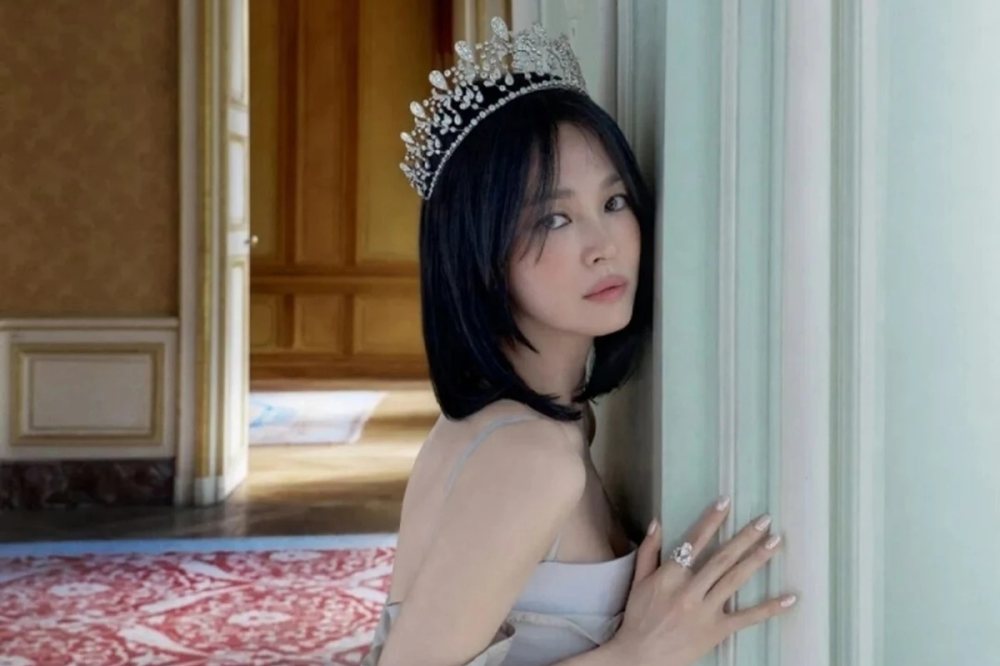 Song Hye Kyo gây chú ý với hình ảnh "nữ hoàng ngái ngủ" trên bìa Vogue China