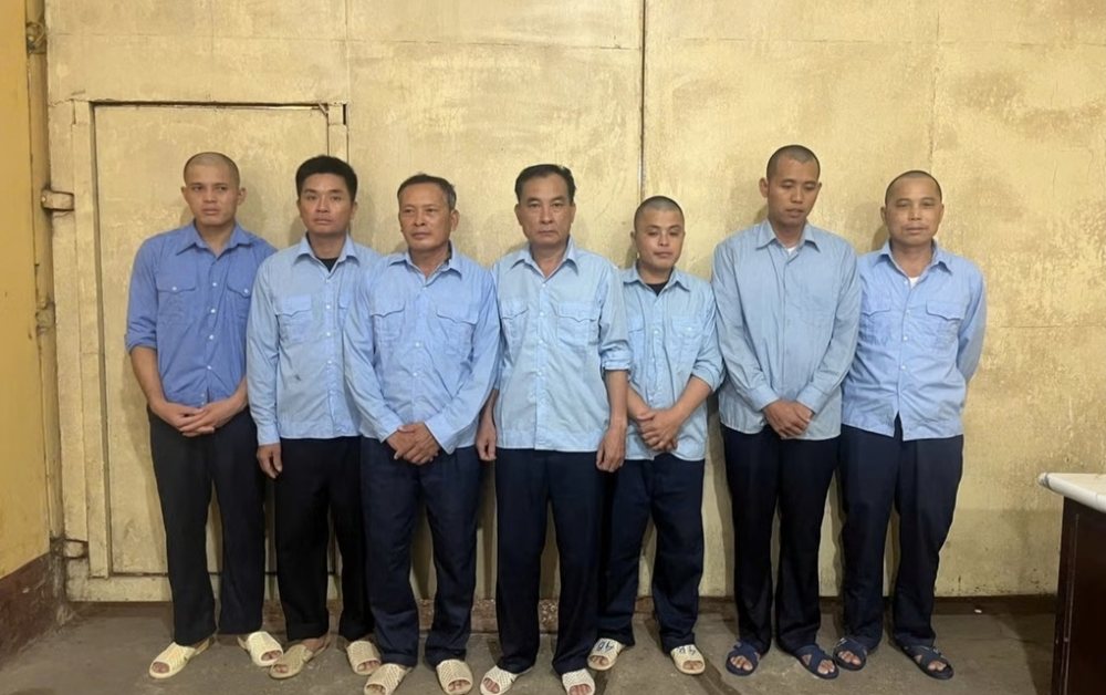 Triệt phá đường dây khai thác cát lậu trên sông Hồng, tạm giữ 8 người liên quan