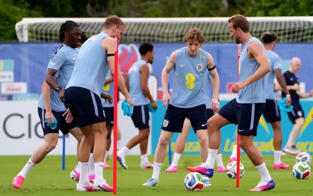 Tuyển Anh bị trộm giày đá bóng ngay trước World Cup, chỉ còn lại một quả bóng