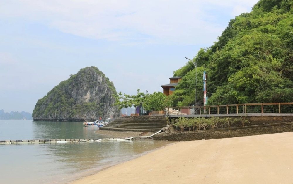 Vịnh Hạ Long tạm dừng đón khách tại bãi tắm Soi Sim